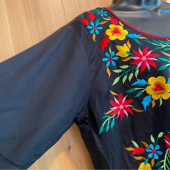 Beautiful embroidered rayon dress - Picture 6 of 8